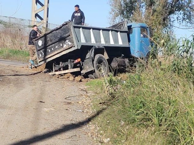 Un camión quedó atascado en un pozo en Barrio Aeropuerto