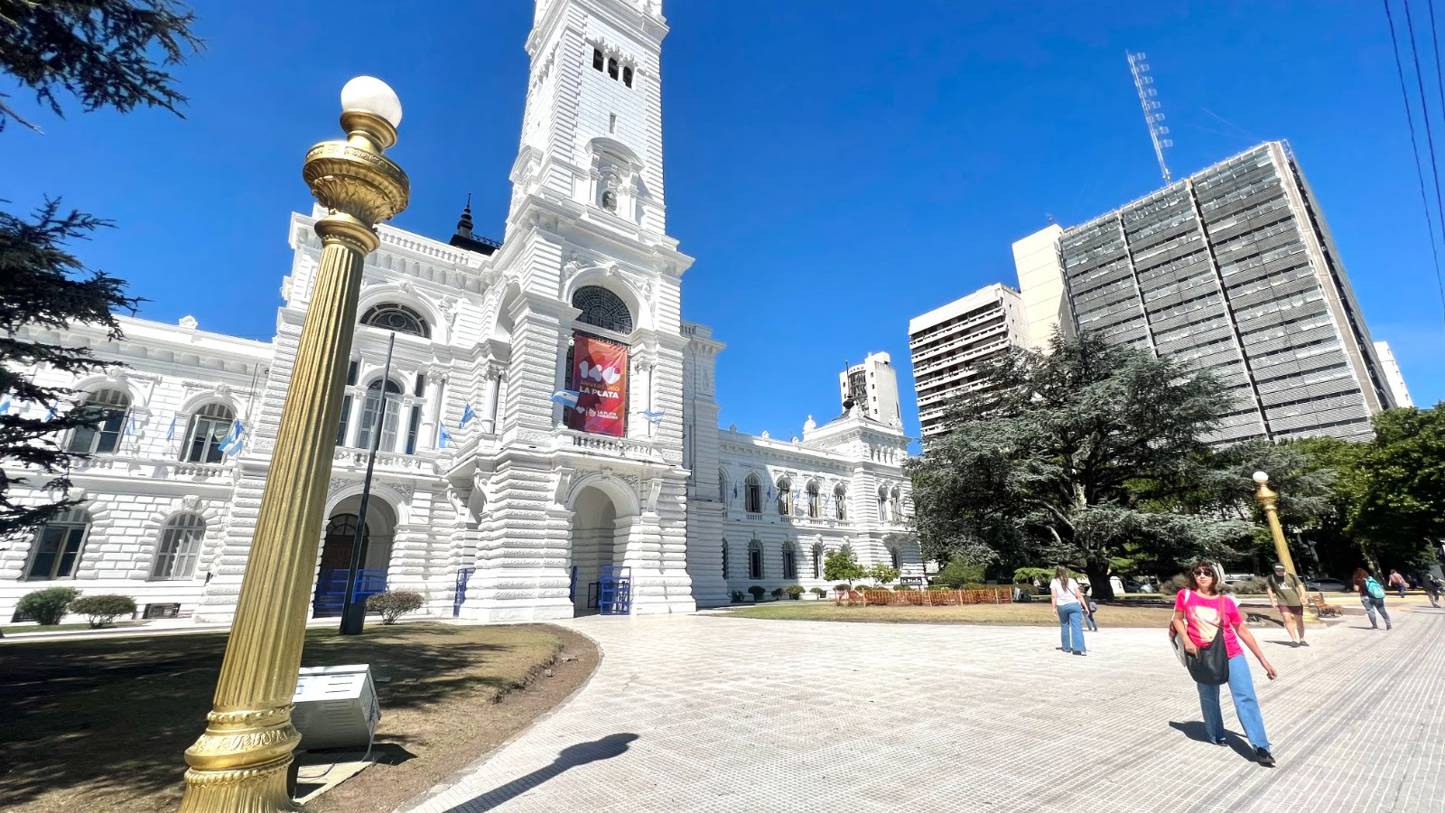 Los concejales peronistas se fueron a la marcha de la CGT y los libertarios explotaron