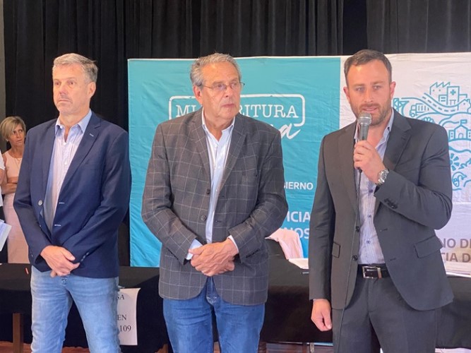 Más de 400 familias firmaron las escrituras de sus viviendas