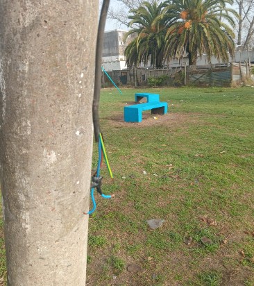 No se roban los postes porque tienen que trabajar: Se llevaron un toma y dejaron cables al desnudo en Aeropuerto