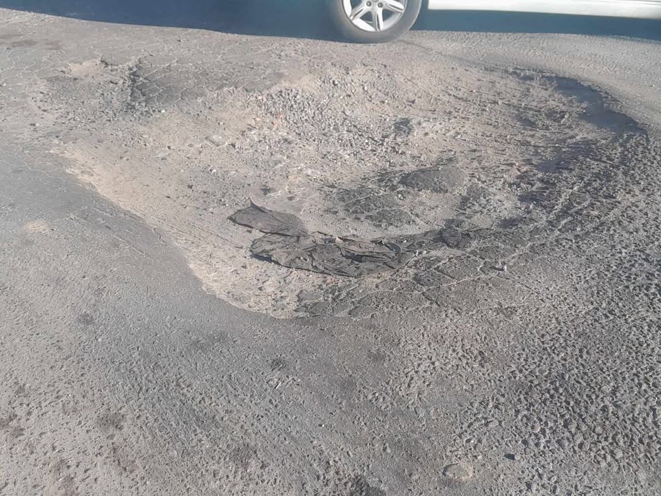 Peligrosa esquina de Villa Elvira por los accidentes presenta el piso en muy malas condiciones