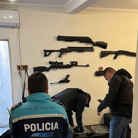 Había sido denunciado por amenazas: Le encontraron un arsenal