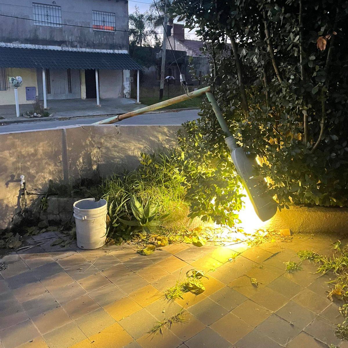 A familia de Villa Elvira se les cayó una luminaria dentro de la casa