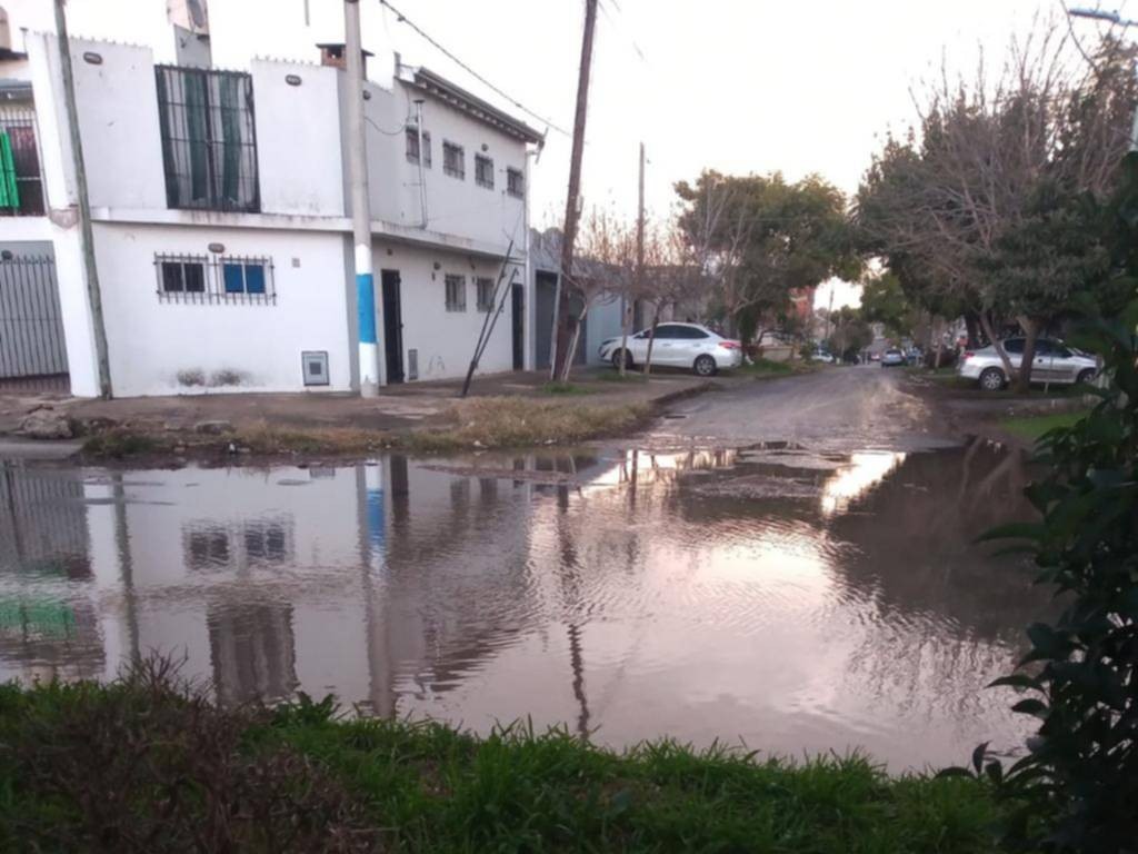 Cada vez que llueve tienen varios días la calle inundada en el barrio cercano al Inter de Villa Elvira
