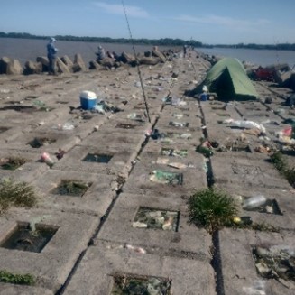Berisso: La Isla Paulino, el paraíso del pescador tapado de mugre