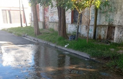 Se agravó la pérdida de 2 bis: Un río corre por el cordón sin solución de la empresa