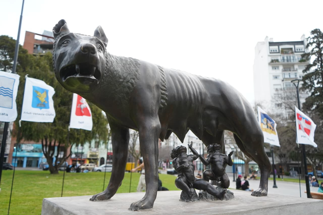 Presentaron la obra de la Lobo Capitolina: Fue en Plaza Italia