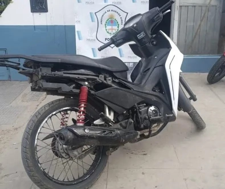 Lo sorprendieron conduciendo una moto robada en Ruta 11 y 604