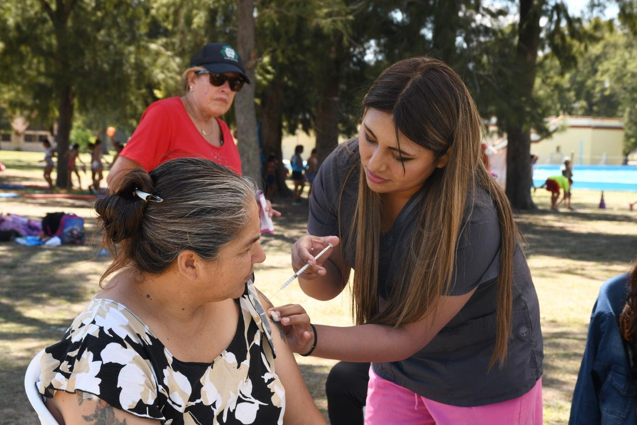Prevención del dengue: el Municipio aplica vacunas en la República de los Niños