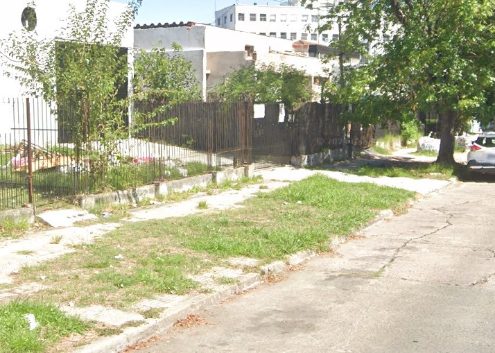 Reclamo por el estado de las veredas del Hospital San Juan de Dios