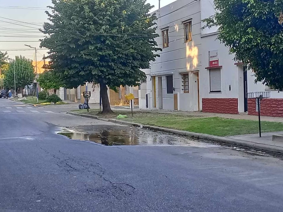 Se está rompiendo la calle y no sabemos a quién más reclamar" dijeron los vecinos