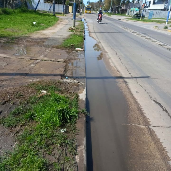 Lleva dos años reclamando por una pérdida de agua en 7 y 98