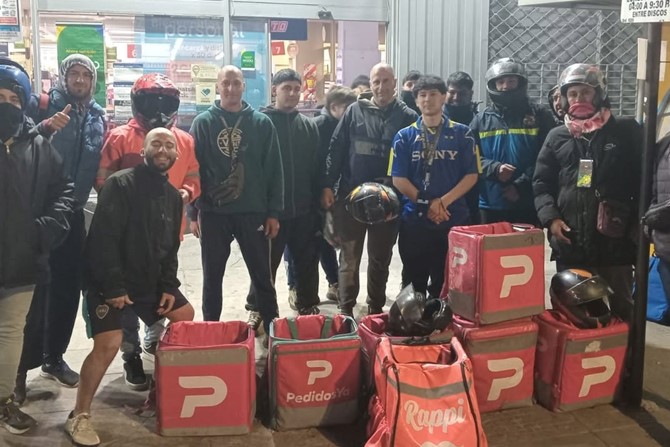 Repartidores se manifestaron en la puerta de un supermercado céntrico