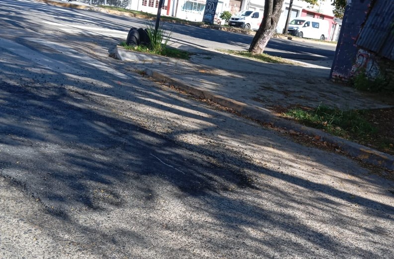 Se vieron trabajos de bacheo en el casco de Villa Elvira