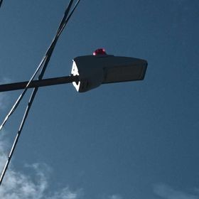 En Altos de San Lorenzo descabezaron postes de luz dejando un barrio a oscuras
