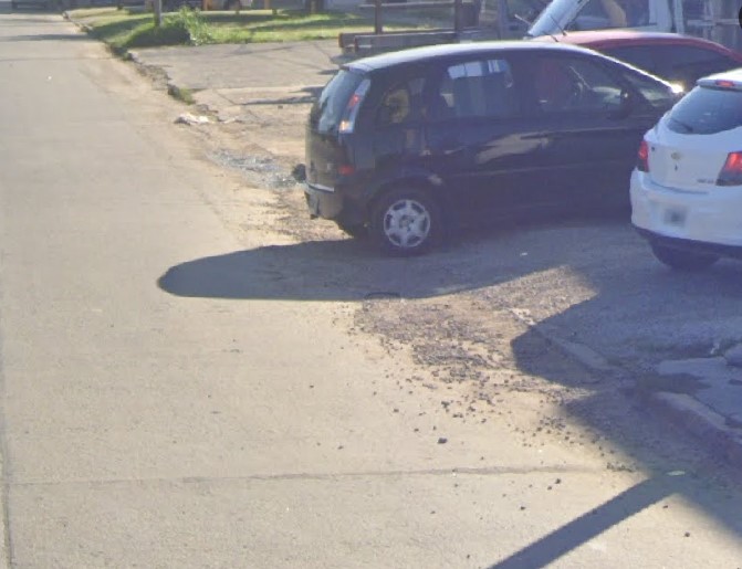 Piedras de un estacionamiento terminan en la Circunvalación y ponen en riesgo a las personas