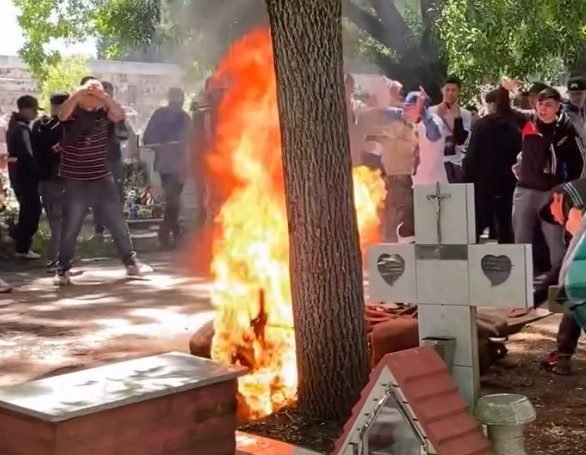 Ritual tumbero en el Cementerio de La Plata termina con una moto incendiada