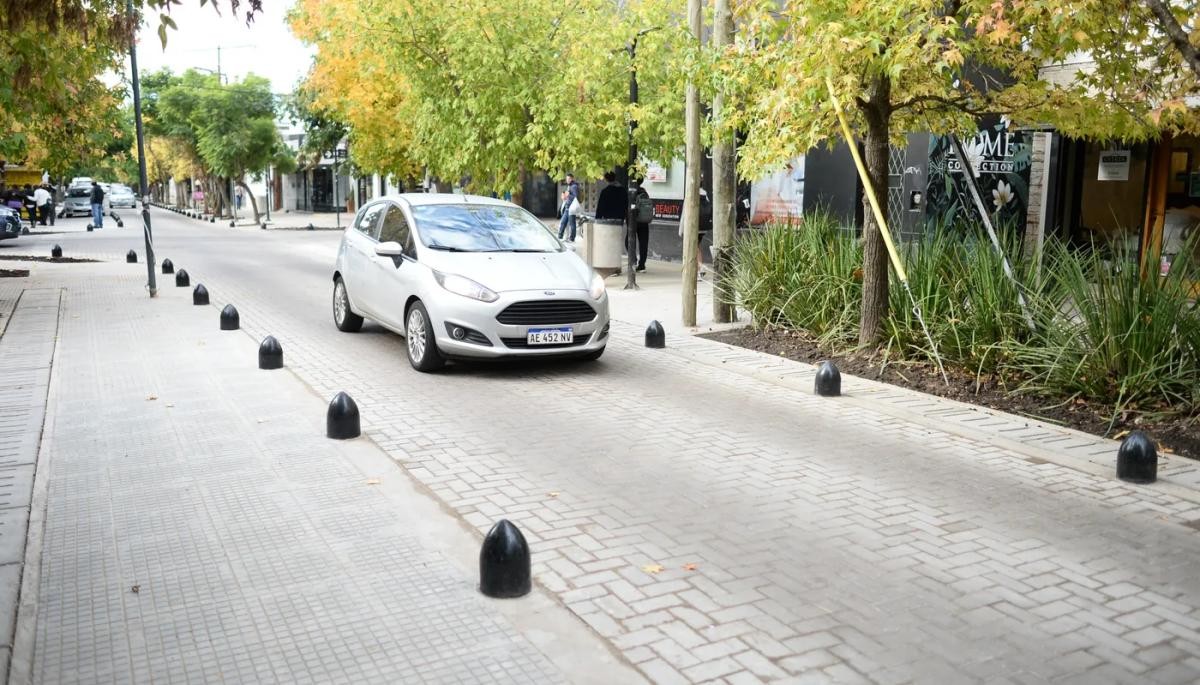 Faltan luminarias en calles céntricas de City Bell