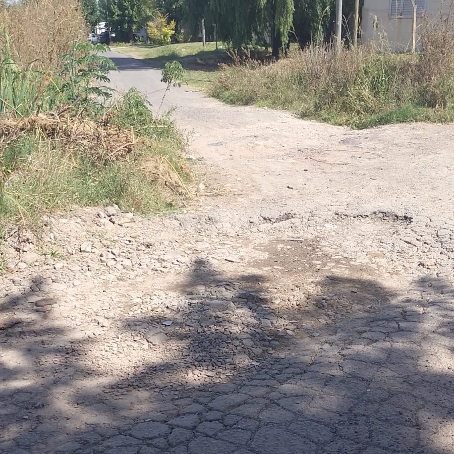 La Calle del eterno pedido: La destruyeron con el paso de camiones para hacer un barrio