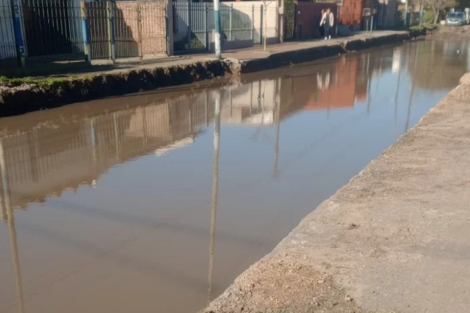 Enorme pérdida provocó la inundación de una calle en Altos de San Lorenzo
