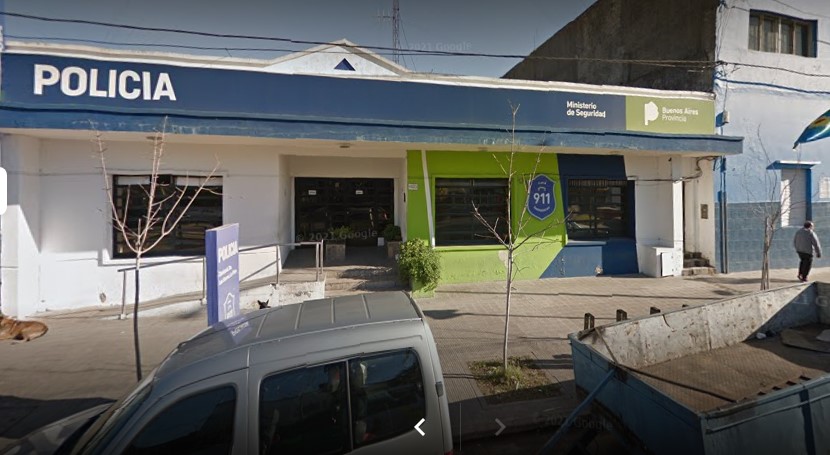 Vestían ropa de trabajo y engañaron a una vecina para que les abra: La desvalijaron en Los Hornos