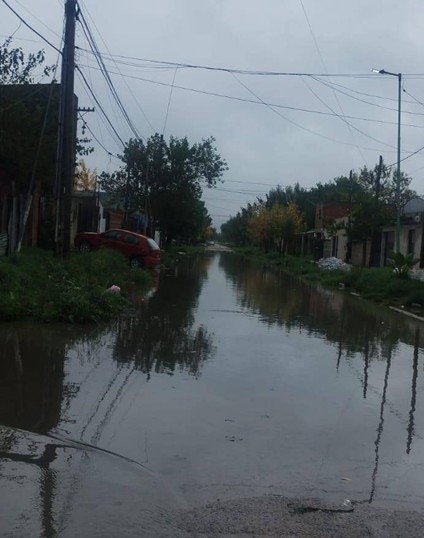 Cada vez que lllueve se les inunda la calle en Altos de San Lorenzo