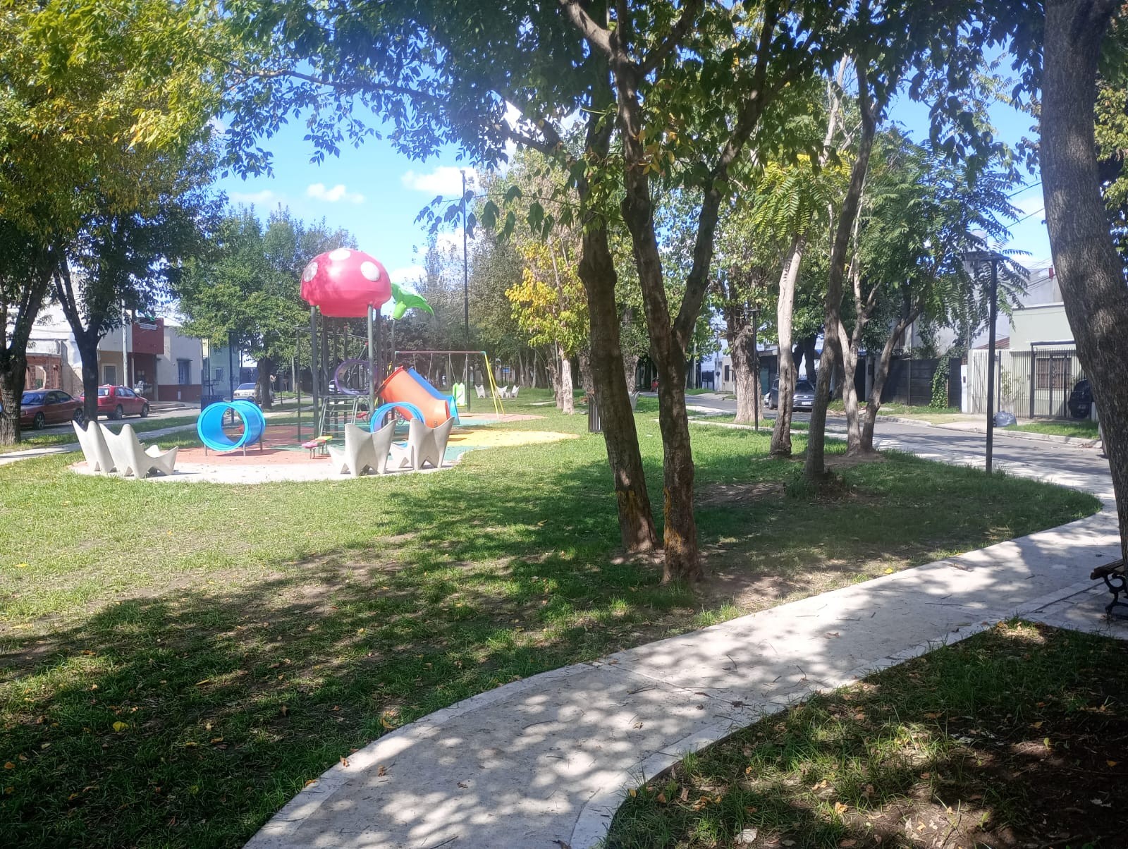 Plaza República del Perú: Juntadas, ruidos molestos, falta de vigilancia y malos olores