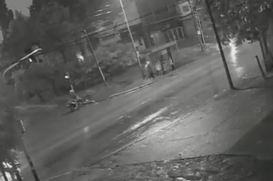 Buscan a motociclista que atropelló a una mujer cruzaba la calle