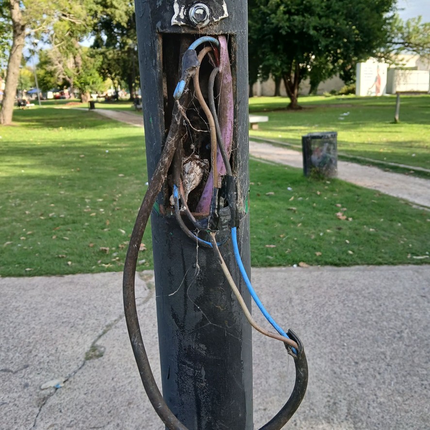 Alerta en Los Hornos por peligrosos cables expuestos en una plaza