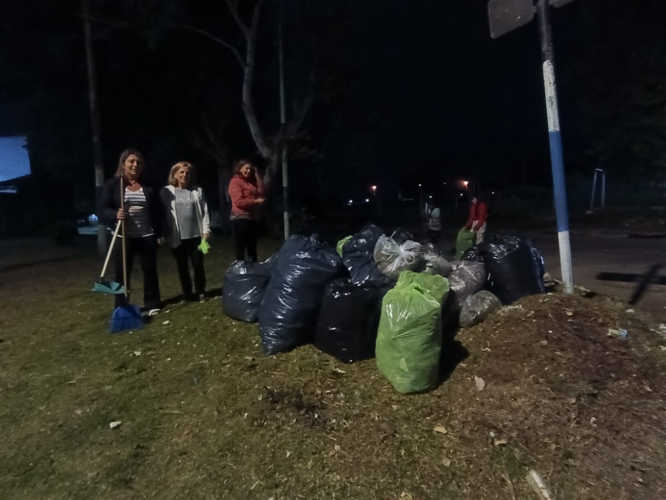 Vecinos salieron a limpiar su barrio