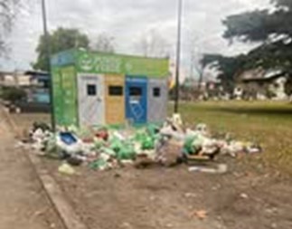 Cada fin de semana se desborda el contenedor del Parque Castelli