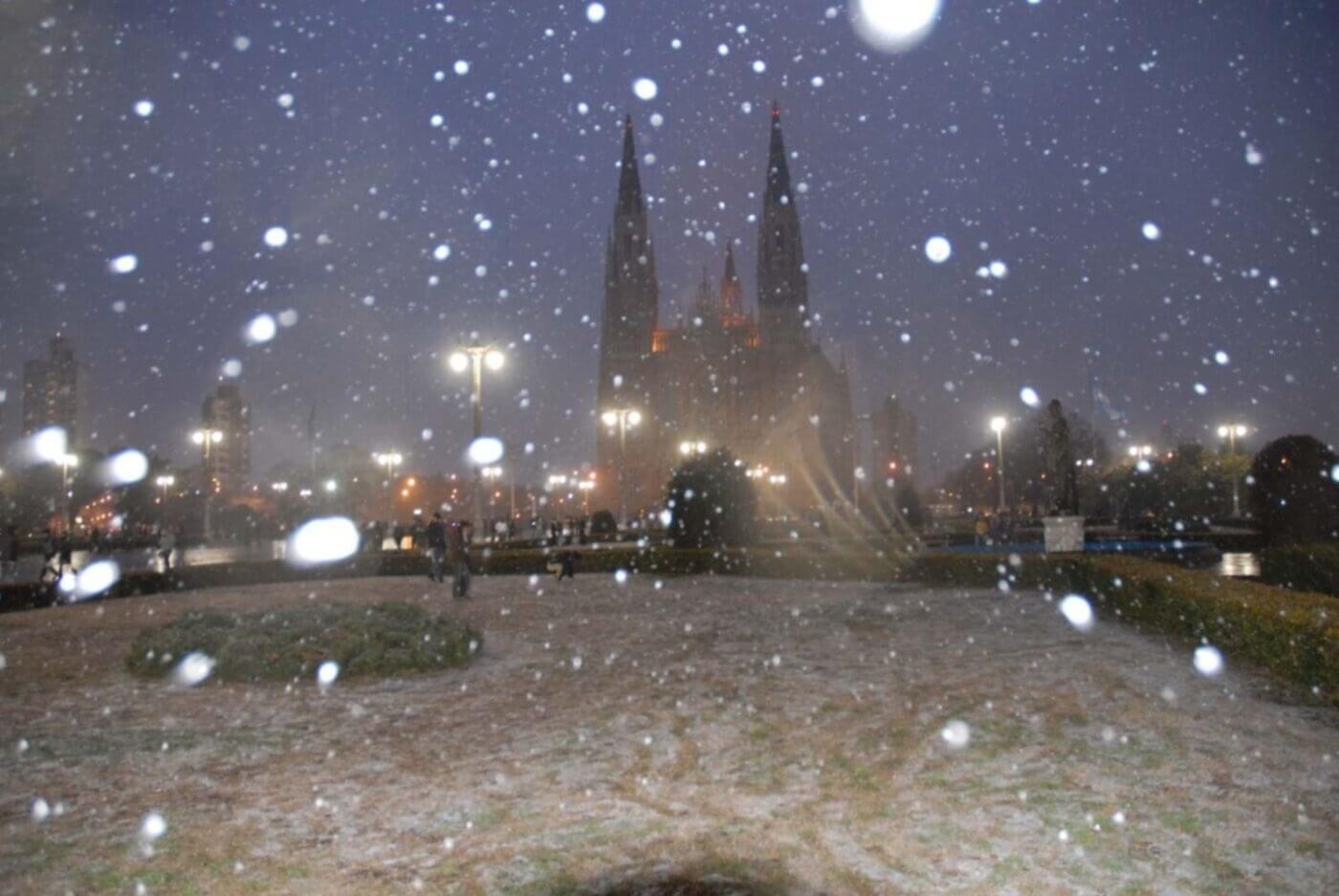 Llegó la ola polar y la gente se pregunta si volverá a nevar en la ciudad