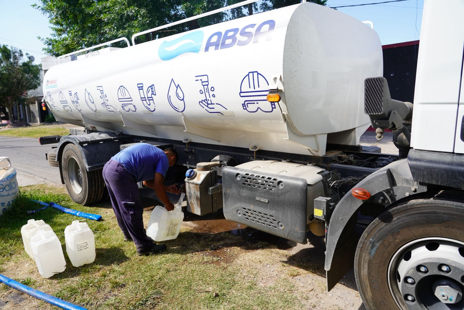 Falta agua y cortes de luz en Villa Elvira: En San Carlos y Romero repartieron agua potable