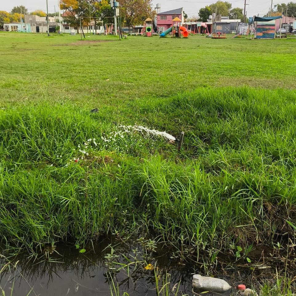 Reclaman por una pérdida de agua en la Plaza Palihue