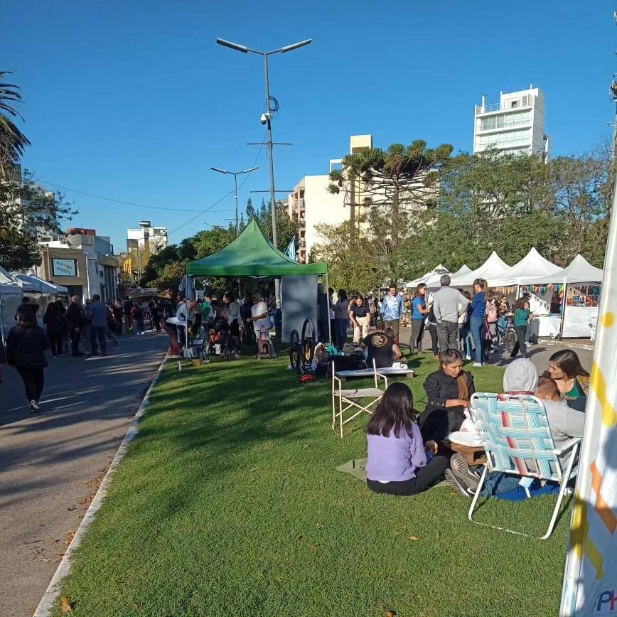 El próximo domingo en Plaza Azcuénaga se viene la Feria de Manos Platenses