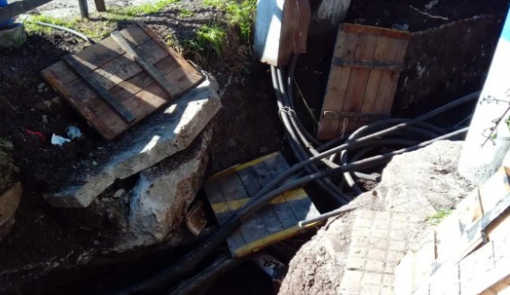 Desborde de cloacas y cables de luz mezclados en 13 y 76