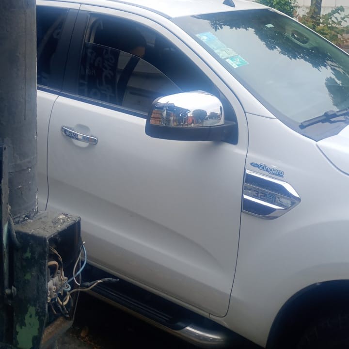 Cables con tensión en poste de alumbrado expuestos sobre avenida 7