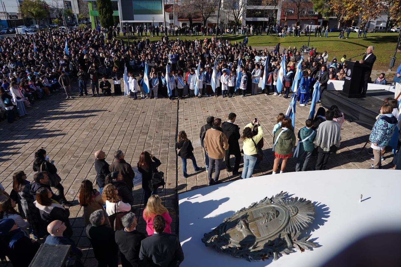 Alak acompañó a más de mil estudiantes en el acto de Promesa de Lealtad a la Bandera