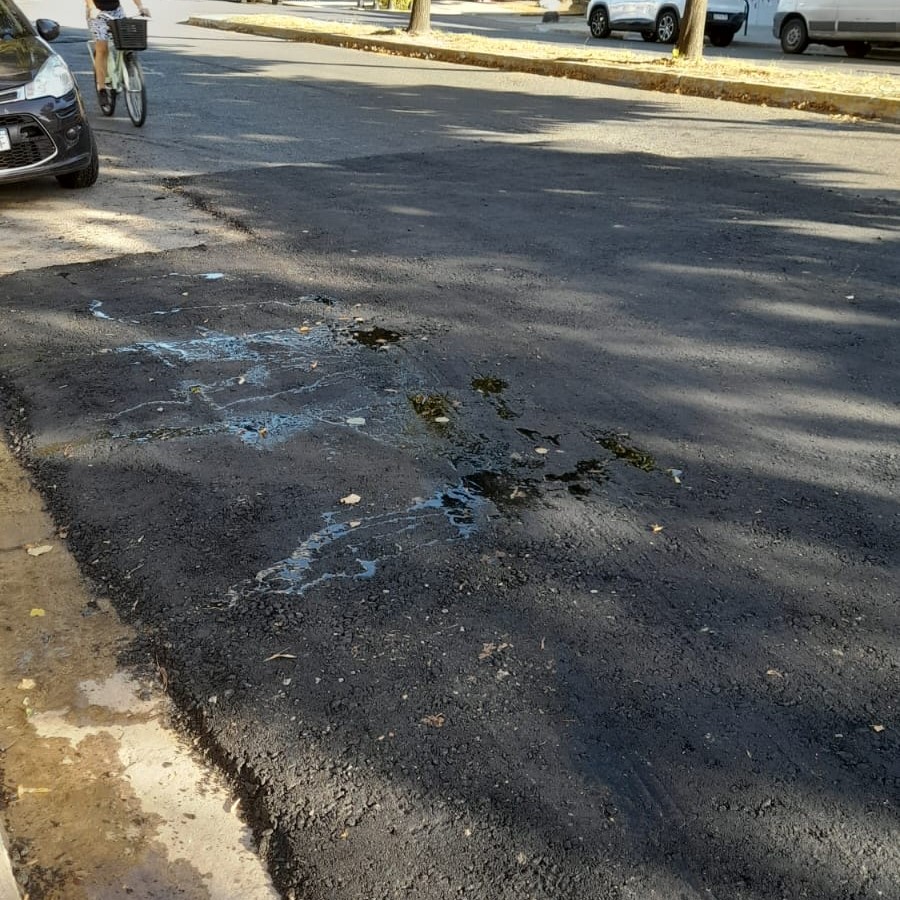¿Esto se paga?: Taparon una pérdida con un bacheo