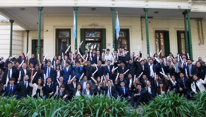 La Facultad de Ingeniería entregó diplomas a sus graduados
