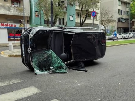 Fuerte choque en 2 y 60: Un auto terminó volcado