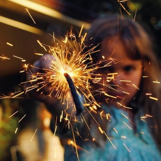 Mujer denuncia que desde un auto le arrojaron petardos a nenes que jugaban en la calle