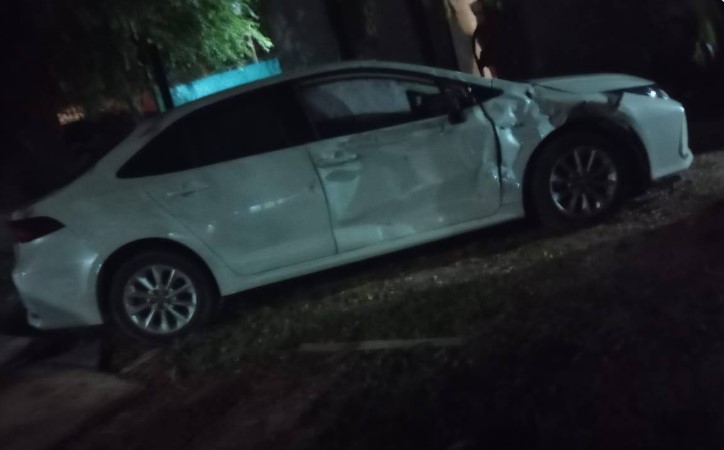 Accidente entre un auto y una moto casi provoca una tragedia cuando uno termino en la vereda