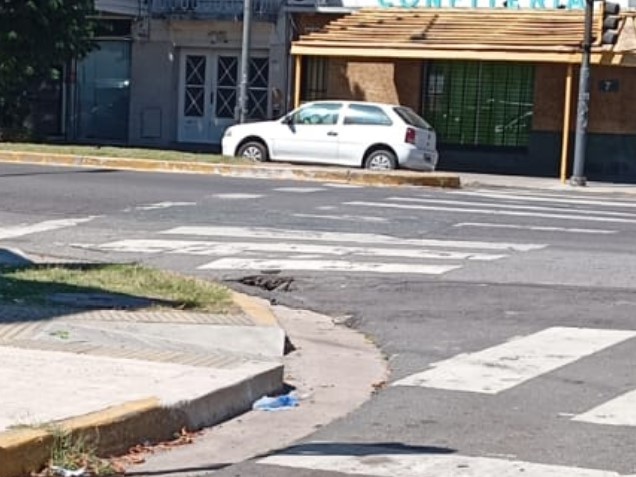 Otra vez el piso envía señales que preocupan a los peatones en 7 y 74