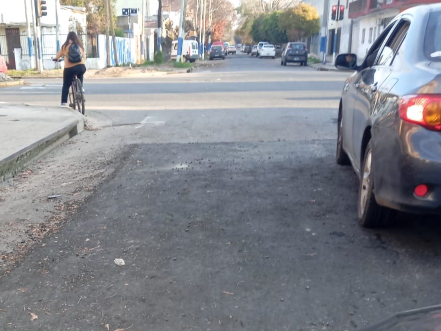 Se realizaron varias cuadras de bacheo en Villa Elvira con diversas opiniones
