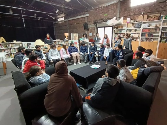 Alumnos de la Escuela 58 visitaron la biblioteca la Chicharra la ex Estación Provincial