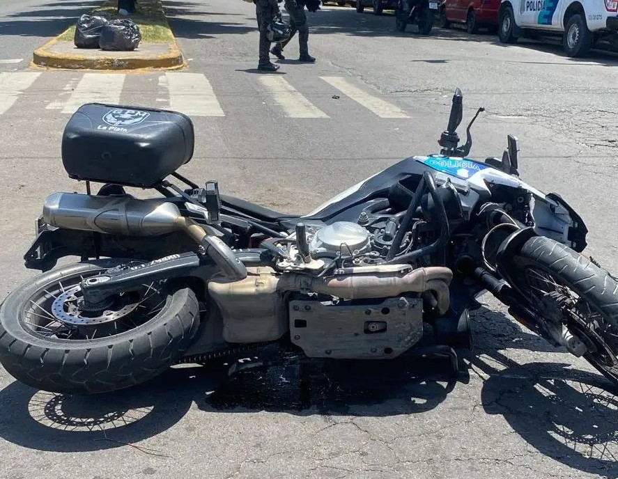 Dos policías heridos tras un choque entre una moto oficial y una camioneta