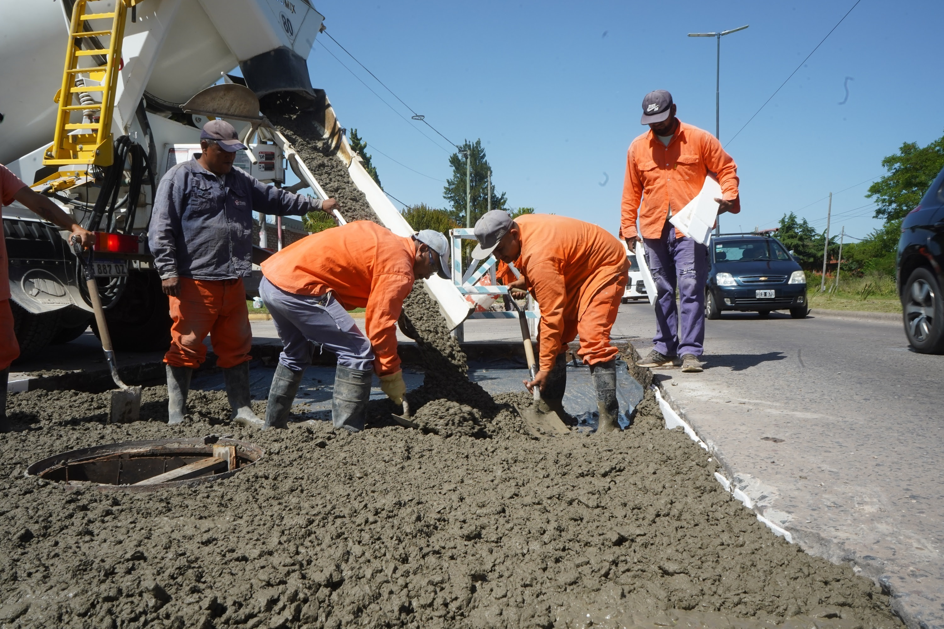 Olmos: El Municipio mostró los avances en el hormigonado de la avenida 44 con hormigonado