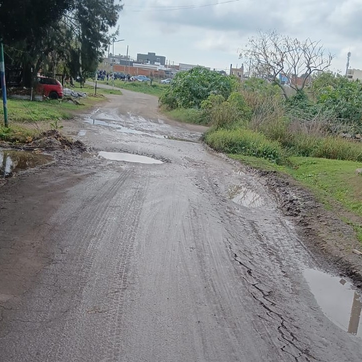 Repiten quejas sobre una esquina sin solución: Baches y acumulación de agua