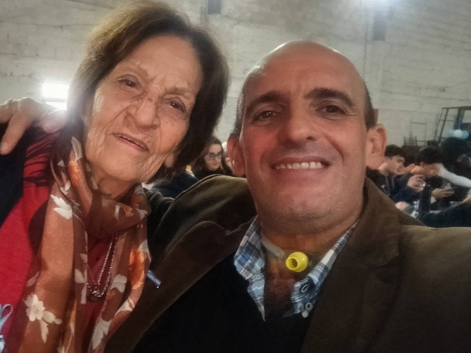 Federico Molla muy activo en la fiesta de un club local al que fue invitado